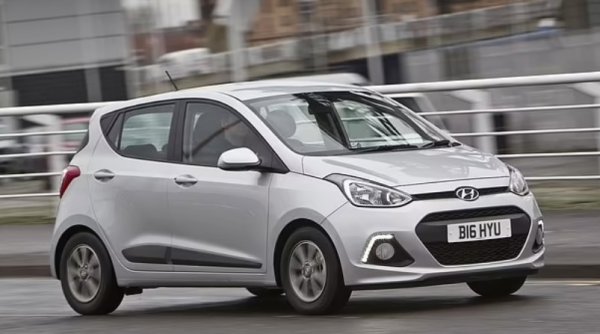 Hyundai i10 е идеален първи автомобил за новобранец. Цените на употребяваните коли са ниски, застраховката е евтина, а надеждността -висока. Hyundai i10 е по-скоро градски автомобил, отколкото супермини, като е по-малък по размер от своя брат i20. Ремонтите също са далеч по-евтини от на Mini Cooper.